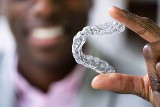 Invisalign vs clear braces | choosing between Invisalign and clear braces